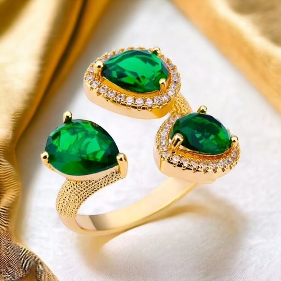 Gorgeous New 18kt GP Emerald Zirconia Crystal - Picture 2 of 3